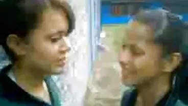 রাশিয়ান কলেজ মেয়ে বংলা চুদা চুদী মায়ের প্রেমিক শিশ্ন খুঁজে বের করে! যত শীঘ্র সম্ভব ফোয়ারা